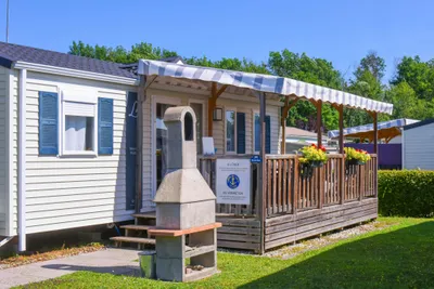 Camping Les 3 Lacs  - Mobilheim mit Terrasse auf dem Campingplatz