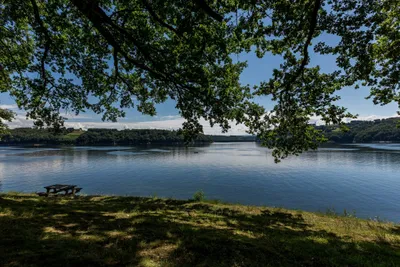 Camping les Aubazines - Picknick Tisch vom Campingplatz am Fluss Dordogne