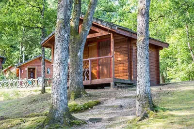 Camping les Aubazines - Mobilheime vom Campingplatz zwischen Bäumen