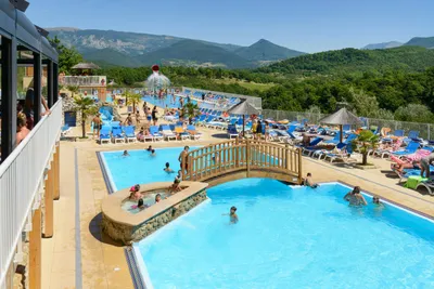 Yelloh! Village Les Bois du Châtelas - Campingplatz mit Pool, Liegestühlen und Sonnenschirmen