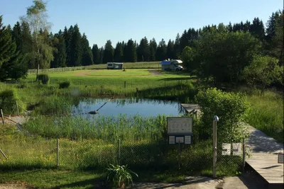 Camping Les Cerneux -  Wohnwagen- und Zeltstellplatz am Teich auf dem Campingplatz