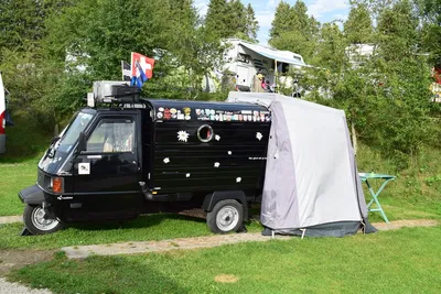 Camping Les Cerneux -  Wohnmobilstellplatz im Grünen auf dem Campingplatz