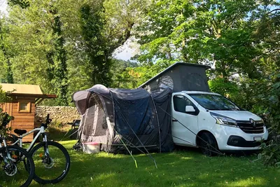 Camping Les Chapelains - Stellplatz im Schatten der Bäume