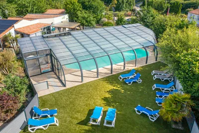 Camping Les Charmes - Überdachter Pool auf dem Campingplatz