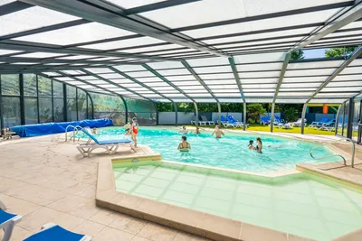 Camping Les Charmes - Pool mit Überdachung auf dem Campingplatz
