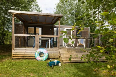 Camping Les Charmes  - Mobilheim mit Terrasse auf dem Campingplatz