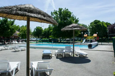 Camping Les Charmilles -  Poolbereich auf dem Campingplatz
