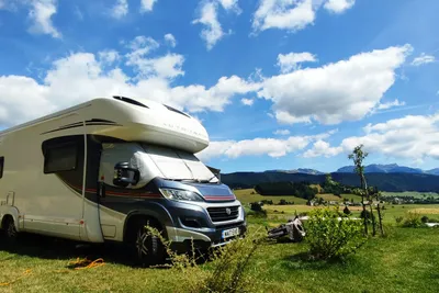 Camping Les Eymes - Blick auf einen Standplatz auf dem Campingplatz