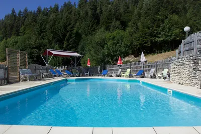 Camping Les Eymes  - Pool im Freien mit Liegestühlen und Sonnenschirmen