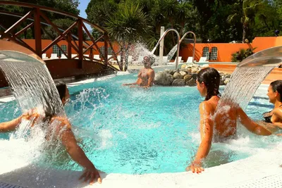 Camping Les Galets -  Poolbereich mit Wasserduschen