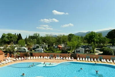 Camping Les Galets -  Poolbereich und  Wohnwagen- und Zeltstellplatz  auf dem Campingplatz