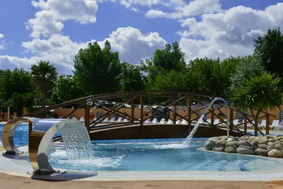Camping Les Galets -   Poolbereich auf dem Campingplatz