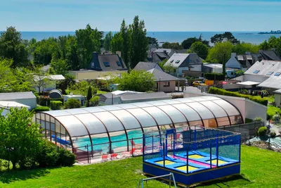 Camping Les Goélands - Überdachter Pool und Trampoline auf dem Campingplatz