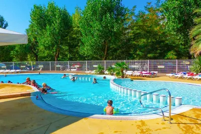 Camping Les Gorges  -  Camper im Pool vom Campingplatz