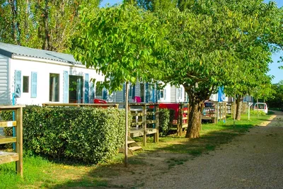 Camping Les Gorges  -  Mobilheime vom Campingplatz mit Veranden im Grünen