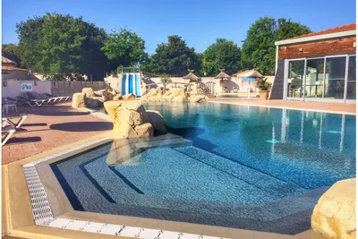 Camping Les Gros Joncs  -  Pool vom Campingplatz mit Wasserrutsche, Sonnenschirmen und Liegestühlen