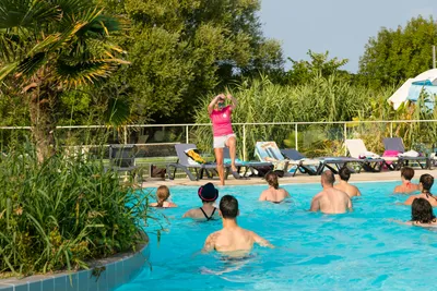 Camping LES GROSSES PIERRES  - Animation am Pool vom Campingplatz