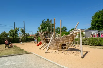 Camping LES GROSSES PIERRES  -  Spielplatz vom Campingplatz