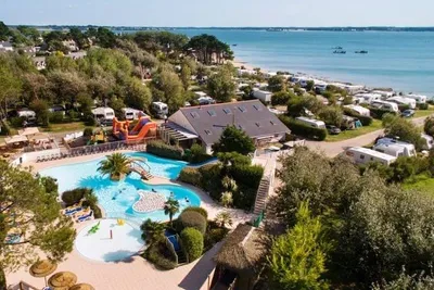 Camping Les Iles  -  Luftaufnahme vom Campingplatz mit Pool am Atlantik