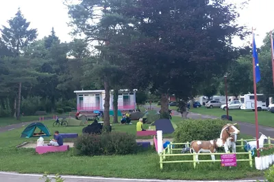 Camping Les Lumes - Kinderspielplatz, Zeltplatz im Hintergrund