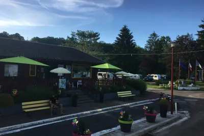 Camping Les Lumes - Rezeption mit Sitzgelegenheiten im Vordergrund