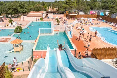 Homair Camping Les Lacs du Verdon - Campingplatz mit Pool,Wasserrutsche, Liegestühlen und Sonnenschirmen