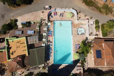 Camping Les Lauriers Roses - Campingplatz Pool aus der Vogelperspektive