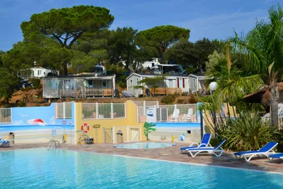 Camping Les Lauriers Roses - Überblick vom Campingplatz mit Pool, Mobilheimen und Wohnwagen- und Zeltstellplatz zwischen Bäumen