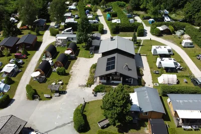 Camping Les Marmottes - Übersicht auf das gesamte Campingplatz Gelände 