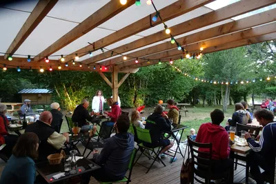 Camping Les Mésanges - Außenterrasse des Bistros