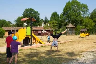 Camping Relais de l' Entre 2 Lacs -  Spielplatz mit spielenden Kindern