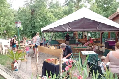 Camping Relais de l' Entre 2 Lacs - verschiedene Spieletische unter einem Pavillon