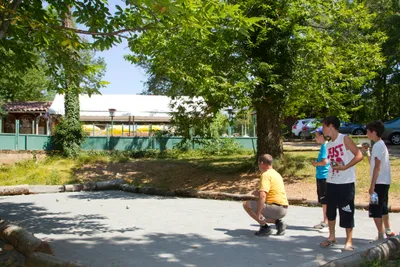 Camping Relais de l' Entre 2 Lacs - Camper beim Boule spielen
