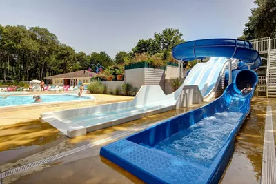Siblu Camping Les Pierres Couchées - Freibad mit Wasserrutschen