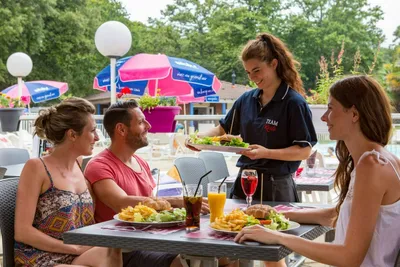 Siblu Camping Les Pierres Couchées - Gäste beim gemeinsamen Essen im Restaurant