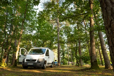 Onlycamp Camping Les Pins - Standplätze zwischen den Bäumen auf dem Campingplatz