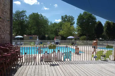 Camping Les Rives du Céou - Gäste liegen am Pool in der Sonne