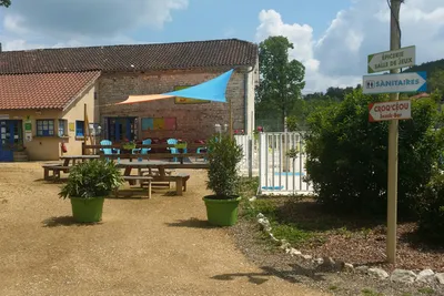 Camping Les Rives du Céou - Terrasse mit Poolblick