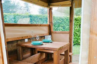 Camping des Rives du Loing - Essbereich in einem Mobilheim