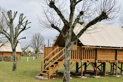 Camping des Rives du Loing - Mobilheim für bis zu vier Personen mit kleiner Terrasse