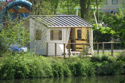 Camping Les Rochers des Parcs  - Mobilheim mit Terrasse auf dem Campingplatz