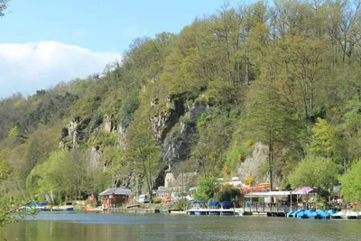 Camping Les Rochers des Parcs - Blick auf den Campingplatz am Wasser