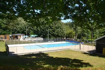 Camping Les Roussilles - Pool im Freien auf dem Campingplatz