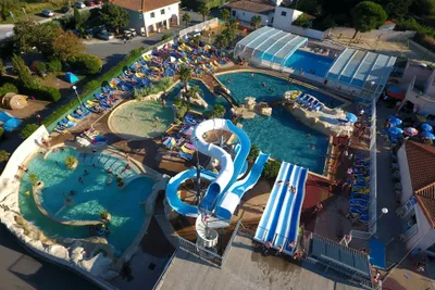 Camping Les Sables - Campingplatz und Pool aus der Vogelperspektive