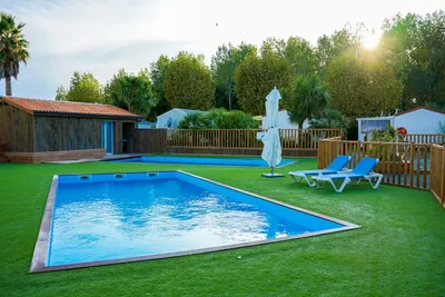 Camping Les Seulières  - Pool im Freien mit Liegestühlen und Sonnenschirmen