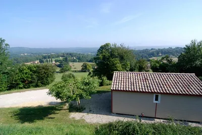 Camping Les Terrasses du Périgord  -  Mobilheim vom Campingplatz mit Blick ins Grüne