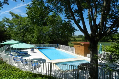 Camping Les Tilleuls - Schwimmbad mit Liegestühlen und Sonnenschirmen am Rand