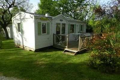 Camping Les Tilleuls - Mobilheim mit Veranda auf dem Campingplatz