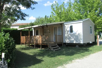 Camping Les Ulèzes  - Mobilheim mit Terrasse auf dem Campingplatz