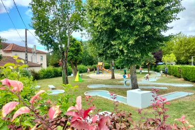 Camping Les Ulèzes - Minigolfanlage und Kinderspielplatz auf dem Campingplatz